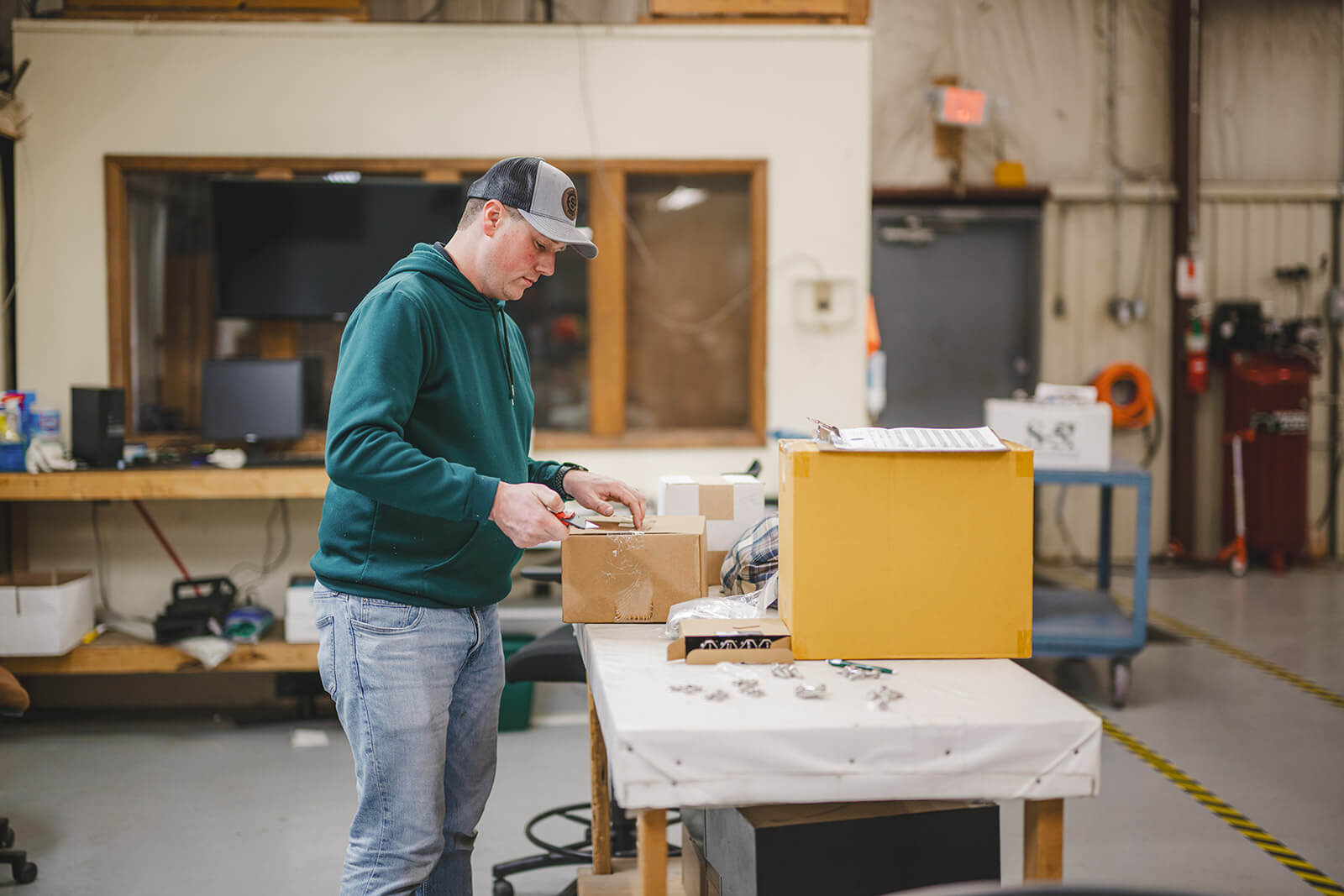 se-interior-candid-warehouse-dillon-workers-20231204 (1)